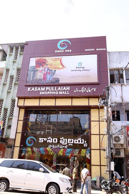 Raashi-Khanna-Launches-Kasam-Pullaiah-Cloth-Merchant-in-Warangal